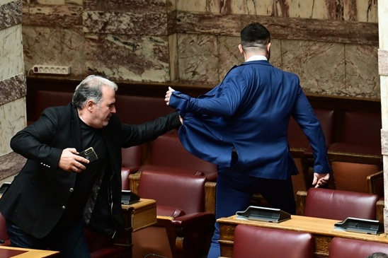 Image: Ο πρώην βουλευτής των Σπαρτιατών, Φλώρος, γρονθοκόπησε στη Βουλή τον Γραμμένο της Ελληνικής Λύσης