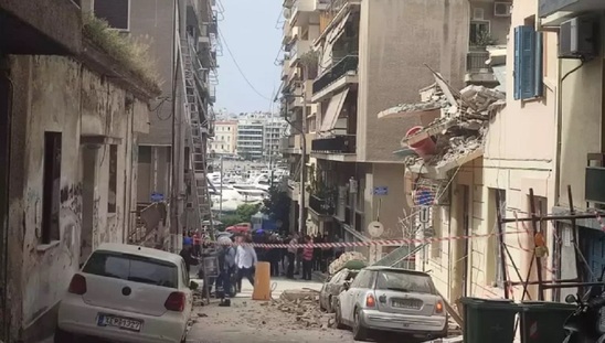 Image: Τραγωδία: Ένας νεκρός και τρεις τραυματίες από κατάρρευση κτιρίου στον Πειραιά