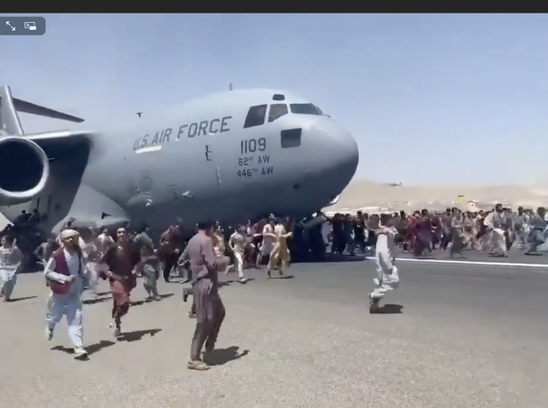 Image: Η ντροπή της Δύσης και η απελπισία των Αφγανών σ΄ ένα βίντεο! “Κρεμασμένοι” άνθρωποι σε αεροσκάφος