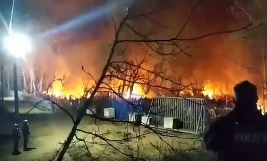 Image: Έβρος: Πρόσφυγες άναψαν φωτιά στα τουρκικά σύνορα