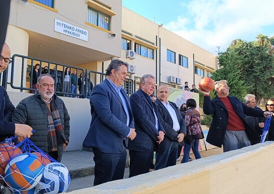 Image: Χιλιάδες μπάλες από την Περιφέρεια στα σχολεία της Κρήτης