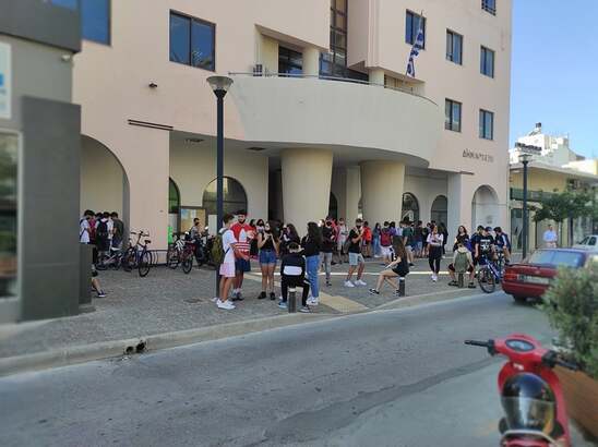Image: Συνεχίζονται οι καταλήψεις - Μαθητές έξω από το Δημαρχείο Ιεράπετρας 