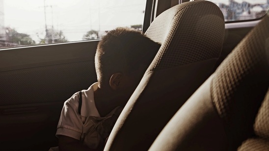Image: Σέρρες: Κλείδωσαν τα παιδιά τους για 20 λεπτά μέσα στο αυτοκίνητο για να φάνε σουβλάκια