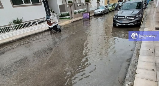Image: Οδός Ομηρείας  -  Χρειάζεται βάρκα για να περάσεις