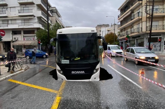 Image: Λεωφορείο στη Θεσσαλονίκη έπεσε σε λακούβα 5 μέτρων – Είχε ξαναγίνει και το 2020
