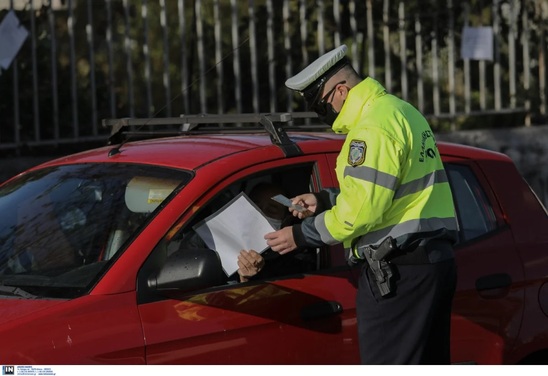 Image: Πόσα άτομα επιτρέπονται στο αμάξι και πότε πρέπει να φοράνε μάσκα