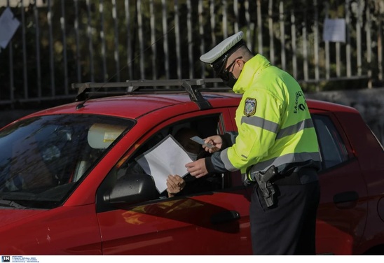 Image: Πόσα άτομα επιτρέπονται στο αμάξι και πότε πρέπει να φοράνε μάσκα