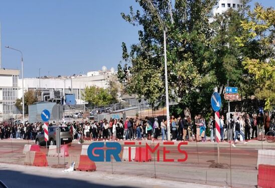 Image: Ατέλειωτες ουρές για μία μερίδα φαγητό στο ΑΠΘ