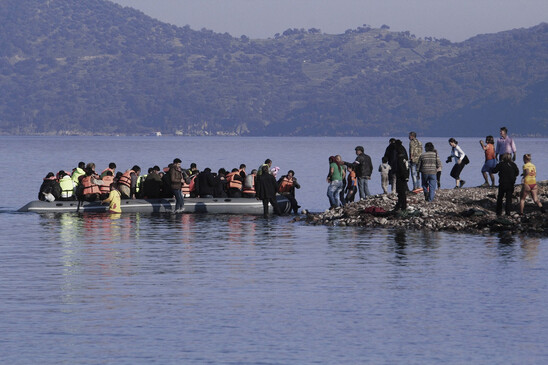Image: Στον Πειραιά 99 πρόσφυγες από τα νησιά του Αιγαίου