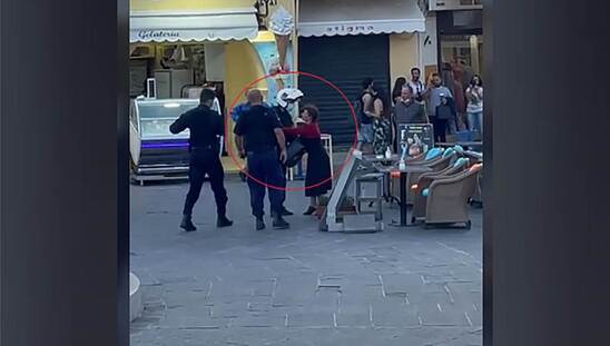 Image: Συνέλαβαν γυναίκα στη Ρόδο, επειδή τραγουδούσε - «Μπράβο, τώρα το πατάξατε το οργανωμένο έγκλημα», φώναζε πολίτης