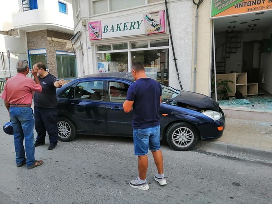 Image: Αυτοκίνητο έπεσε σε… τζαμαρία στην οδό δημοκρατίας