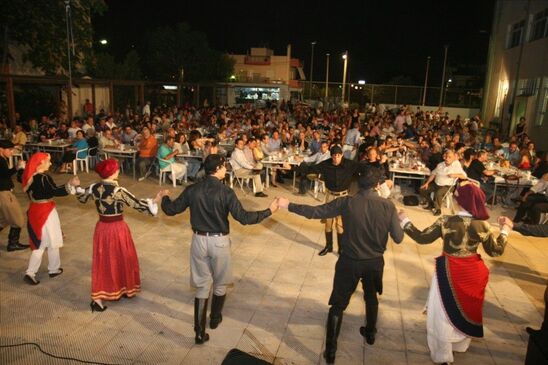 Image: Χωρίς πίστες και χορούς τα πανηγύρια - Μόνο καθιστοί σε μπουζούκια και συναυλίες