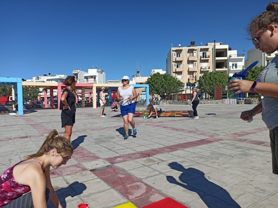 Image: Παιχνίδι με εικαστικές παρεμβάσεις στην παραλιακή πλατεία της Ιεράπετρας