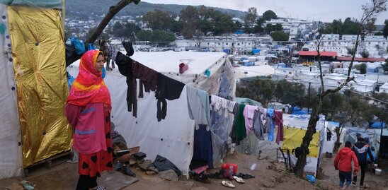 Image: Στήνουν καραντίνες για πρόσφυγες στα νησιά - Αντιδράσεις για τις δομές