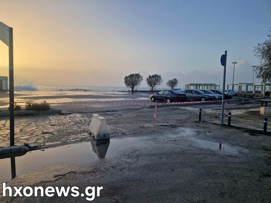 Image: Ισχυροί νοτιάδες «σάρωσαν» την κάτω παραλία Ιεράπετρας