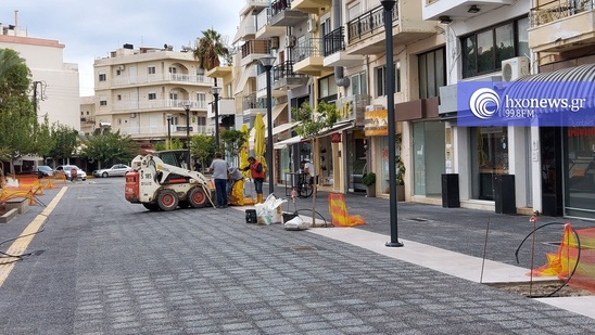 Image: Ξεκίνησε η φύτευση δέντρων στην κεντρική πλατεία Ιεράπετρας 