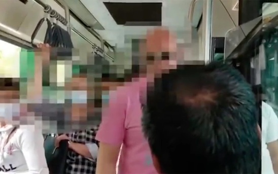 Image: Οδηγός λεωφορείου σε μετανάστη: «Εδώ κάνω κουμάντο εγώ»