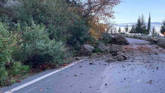 Image: Προσοχή! Βράχοι και φερτά στο δρόμο Μάλλες – Ανατολή