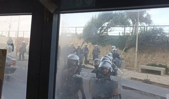 Image: «Ο νεαρός που έπεσε είχε δεχθεί ξυλοδαρμό από τις ειδικές δυνάμεις της αστυνομίας, τον έσερναν από τα μαλλιά στη μισή ταράτσα μέχρι να του φορέσουν χειροπέδες»