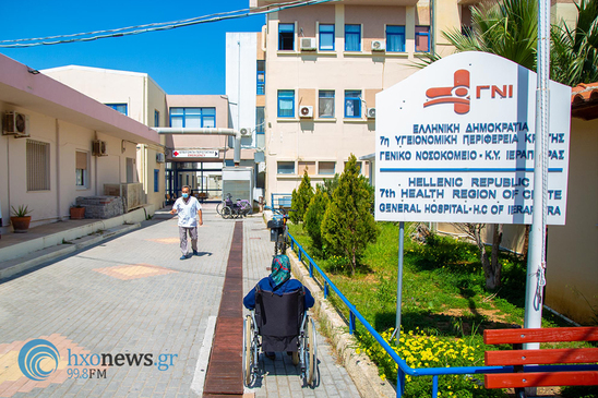 Image:  Ο Αν. Διοικητής του Νοσοκομείου Ιεράπετρας ευχαριστεί συμπολίτισσα για δωρεά δενδρυλλίων 