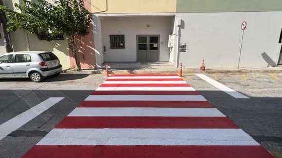 Image: Νέες χρωματιστές διαβάσεις μπροστά από σχολικές μονάδες του Δήμου Αγίου Νικολάου