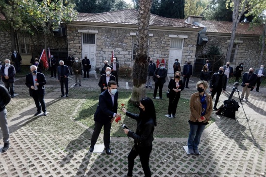 Image: ΣΥΡΙΖΑ: 30 άτομα με μάσκες και αποστάσεις σε εκδήλωση για το Πολυτεχνείο