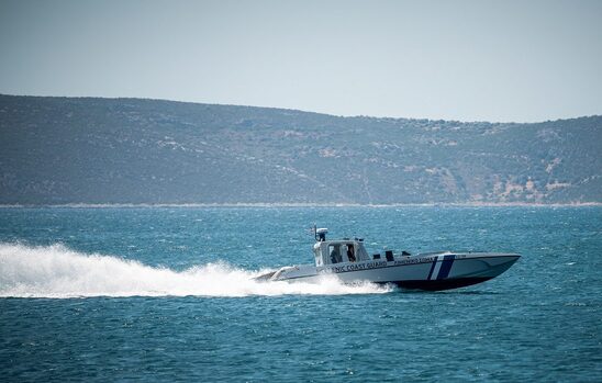 Image: Ανάβυσσος: Ένας τραυματίας μετά από σύγκρουση ταχυπλόων – Επέβαιναν ηθοποιοί της ταινίας «Γάμος αλά ελληνικά 3»