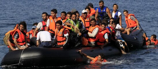 Image: Υλική βοήθεια στους 19 διασωθέντες από το ναυάγιο ανοιχτά της Κρήτης από την Ομάδα Γυναικών Σητείας