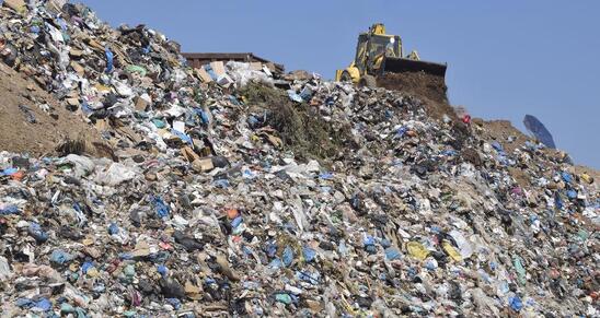 Image: Χατζηδάκης: «Καμπάνες» από 15 έως 35 ευρώ τον τόνο σε δήμους που θάβουν σκουπίδια