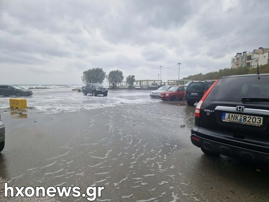 Image: Ισχυρός κυματισμός ξανά στην Ιεράπετρα: Κλειστός ο δρόμος στη Κάτω Παραλία  έως το Φρούριο