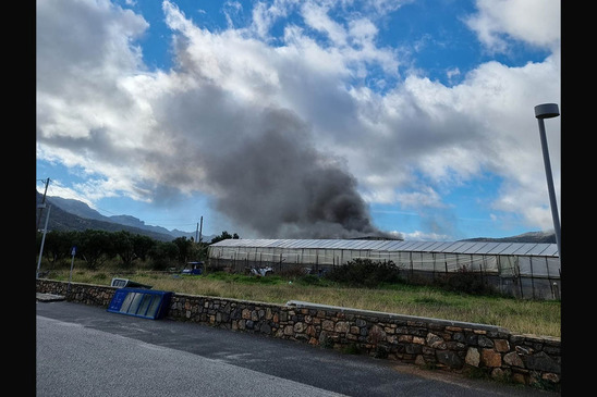 Image: Πυρκαγιά σε αποθήκη στην Παχειά Άμμο (βίντεο)