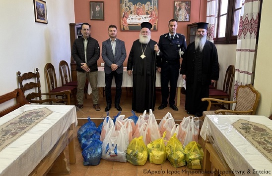 Image: Προσφορά τροφίμων και ειδών πρώτης ανάγκης από τους Αστυνομικούς της Ιεράπετρας στη Μητρόπολη για τους άπορους