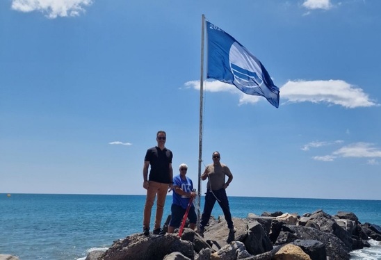 Image: Γαλάζιες σημαίες σε Γρα Λυγιά, Πάνω Παραλία και Αγιά Φωτιά