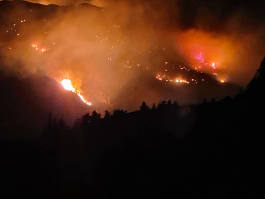 Image: Υπό έλεγχο το μεγάλο μέτωπο της πυρκαγιάς στους Μεσελέρους - 2 ελικόπτερα