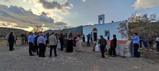 Image: Σεισμός: Ένας συγκινητικός γάμος δίπλα στα ερείπια του Ι.Ν. Αγίου Νικολάου στον Ξερόκαμπο Σητείας