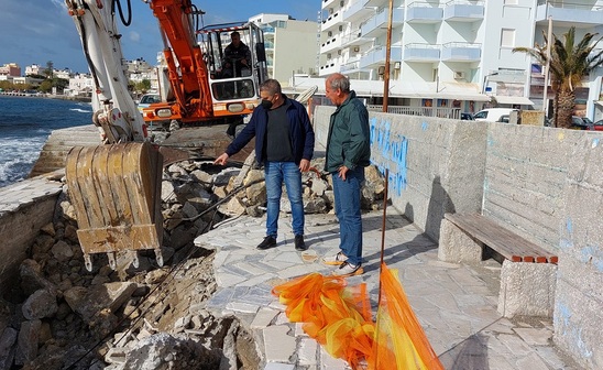 Image: Αποκαθίσταται η ζημιά στον παραλιακό πεζόδρομο κάτω από το γυμναστήριο – Κλαδεύονται αλμυρίκια στην Κλειώ