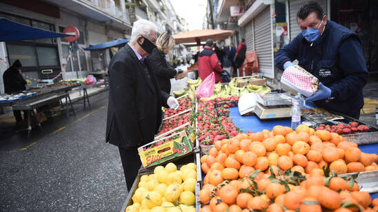 Image: Διώχνουν τους μικροπαραγωγούς και τους πωλητές, δίνουν τις λαϊκές αγορές σε εταιρείες