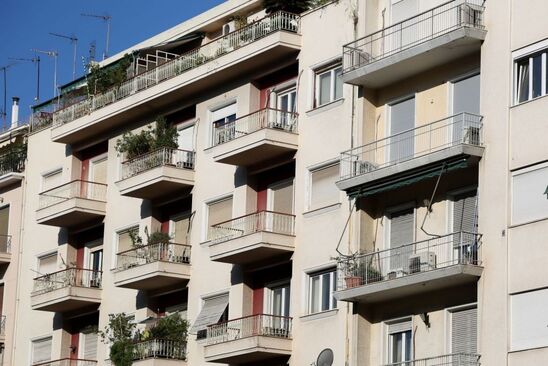 Image: Ηράκλειο: Νοικιάζουν σε τουρίστες ακόμα και ταράτσα πολυκατοικίας για να στήσουν σκηνή!