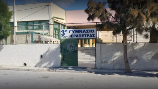 Image: 3ο Βραβείο Ποίησης για το 3ο Γυμνάσιο Ιεράπετρας - Ο Διευθυντής Χ. Ψαρουδάκης στον Ηχώ 99,8