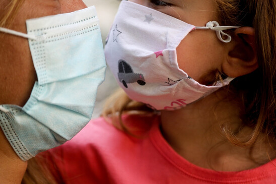 Image: Κορωνοϊός: Οι ασυμπτωματικοί ενήλικες μεταδίδουν τον ιό συχνότερα από τα παιδιά