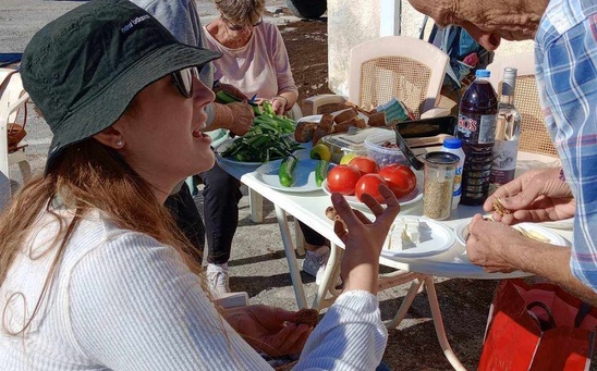 Image: Μαζεύοντας ελιές στο Κάτω Χωριό - Ένα video που αποτυπώνει τις ομορφιές του τόπου μας