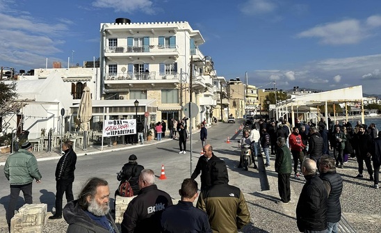 Image: Με συνοδεία των ΜΑΤ έφτασε ο εργολάβος στην Ιεράπετρα