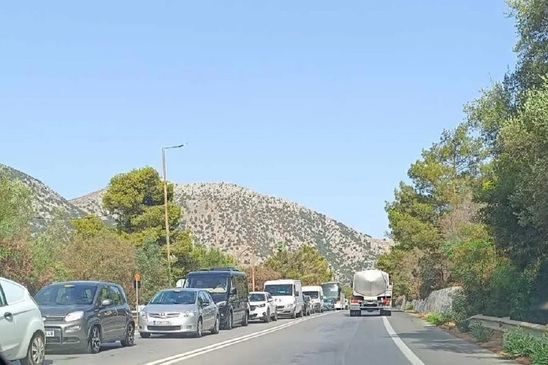 Image: Oυρές αυτοκινήτων στη σήραγγα Βραχασίου
