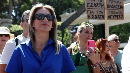 Image: Η Μαρία Καρυστιανού κατέθεσε 1,3 εκατ. υπογραφές για την κατάργηση της ασυλίας πολιτικών – «Να σταματήσει η ατιμωρησία»