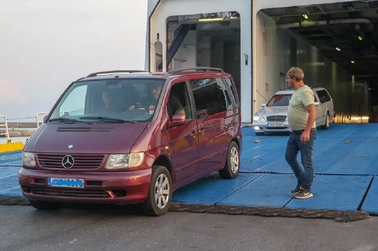Image: Παραμένουν εγκλωβισμένα φορτηγά και ΙΧ σε πλοίο στο Λιμάνι του Ηρακλείου