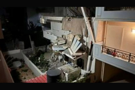 Image: Ηράκλειο: Κατέρρευσε τμήμα ταράτσας και παρέσυρε μπαλκόνι - Φωτογραφίες