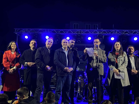 Image: Η Ιεράπετρα άναψε το Χριστουγεννιάτικο δέντρο της – Μήνυμα Ελπίδας & Συνεργασίας από τον Δήμαρχο Εμμ. Φραγκούλη