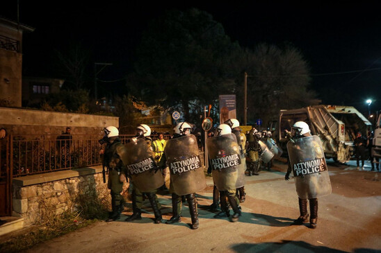 Image: Μυτιλήνη: Αναχώρησαν τα ΜΑΤ από το νησί - Τι θα πει ο Μητσοτάκης στους δημάρχους