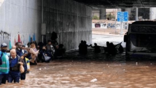 Image: Κακοκαιρία «Μπάλλος»: Στα διεθνή ΜΜΕ το λεωφορείο που «βυθίστηκε» στην Ποσειδώνος