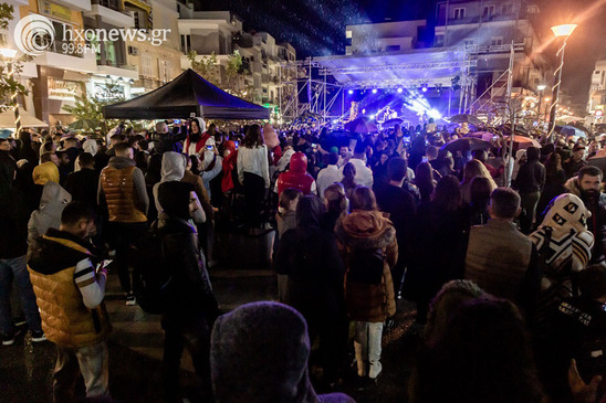 Image: Άναψε το χριστουγεννιάτικο δέντρο στην Ιεράπετρα (εικόνες – βίντεο)